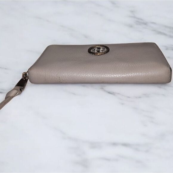 Tory Burch Beige Wallet with Gold Logo with Tory dust bag euc - Picture 4 of 11